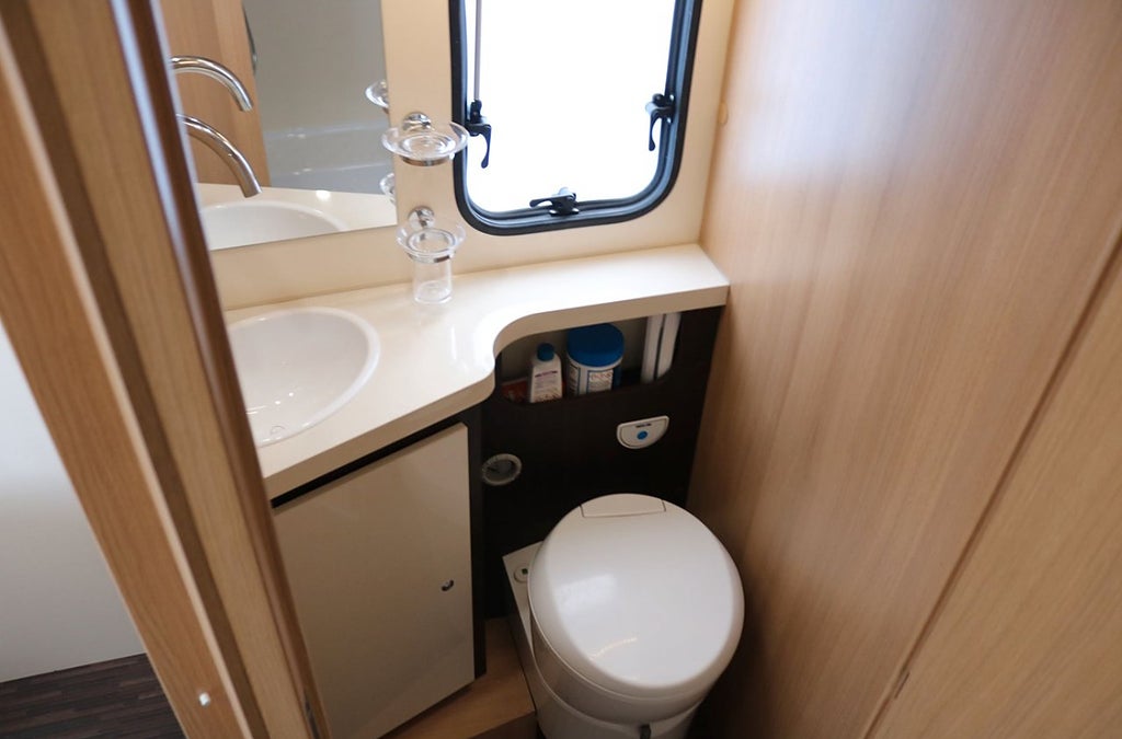 McLouis MC4  281 3500kg Face to face/Queenbed/Golvv/Solcell