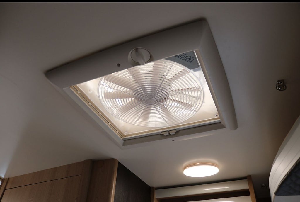 McLouis MC4  281 3500kg Face to face/Queenbed/Golvv/Solcell