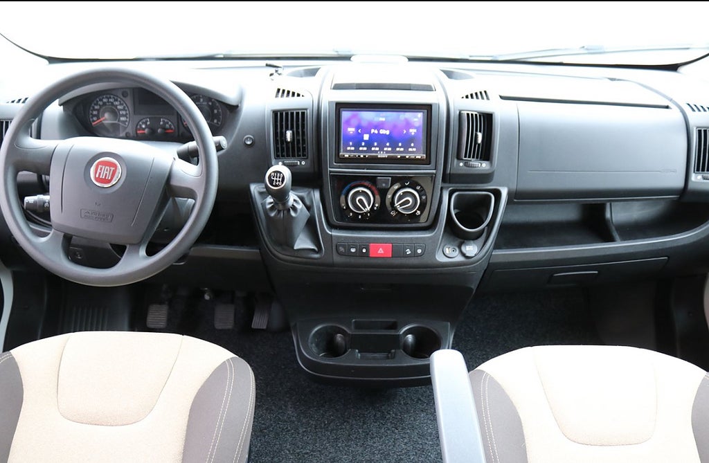 McLouis MC4  281 3500kg Face to face/Queenbed/Golvv/Solcell