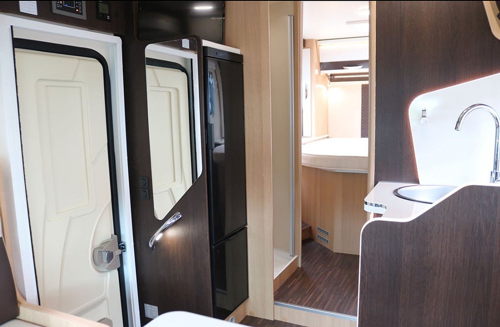 McLouis MC4  281 3500kg Face to face/Queenbed/Golvv/Solcell