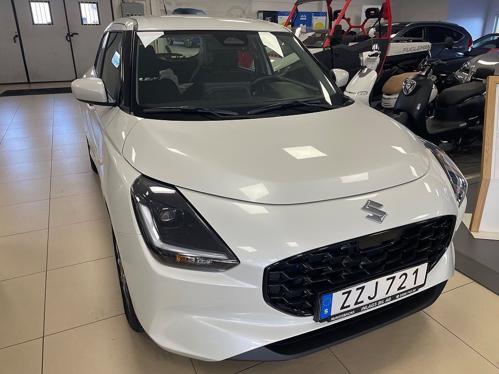 Suzuki Swift Base Hybrid Vinterdäck ingår! 3års Garanti och fri service!