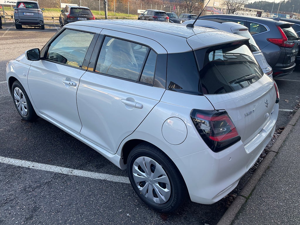 Suzuki Swift Select Hybrid Vinterdäck ingår! 3års fri service!